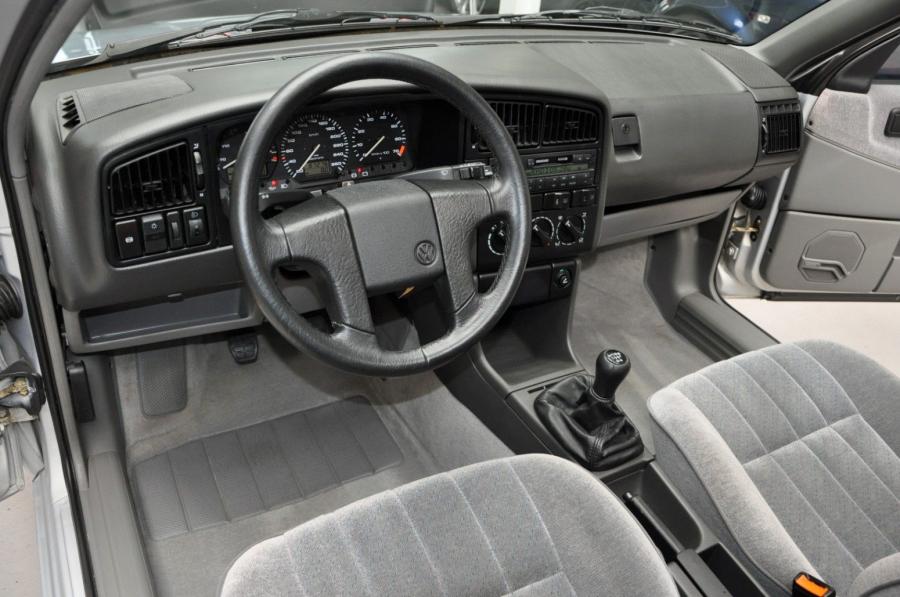 Торпедо Volkswagen Passat VR6 Variant Satinsilber Metallic (B3) 1992 года  (фото 40 из 51)